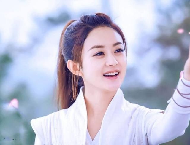 赵丽颖片场素颜照片流出!全程食物不离手 网友