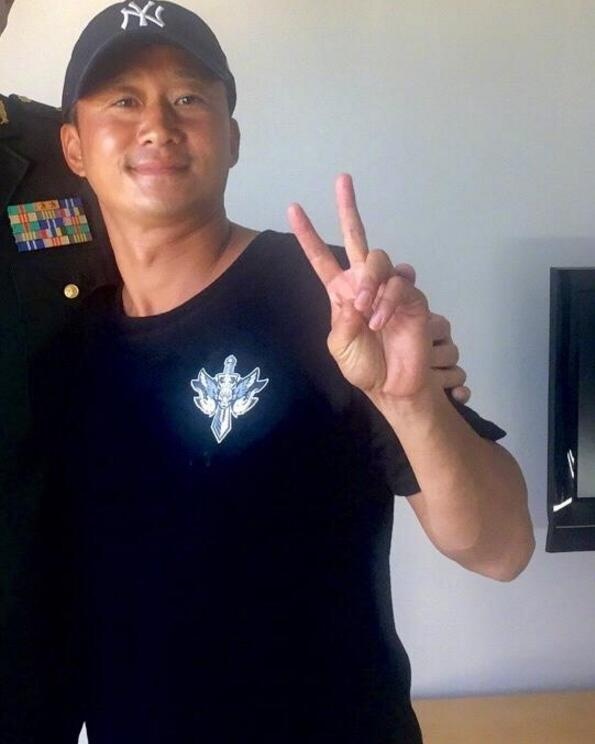 吴京晒《战狼2》电影票 手指却是断的