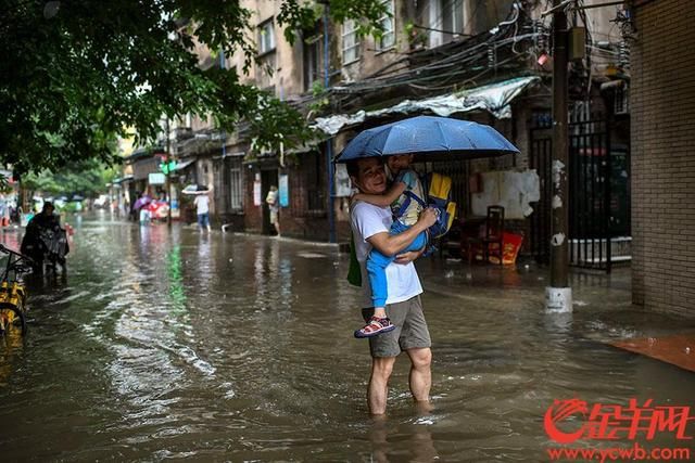 广州暴雨 多处水浸街