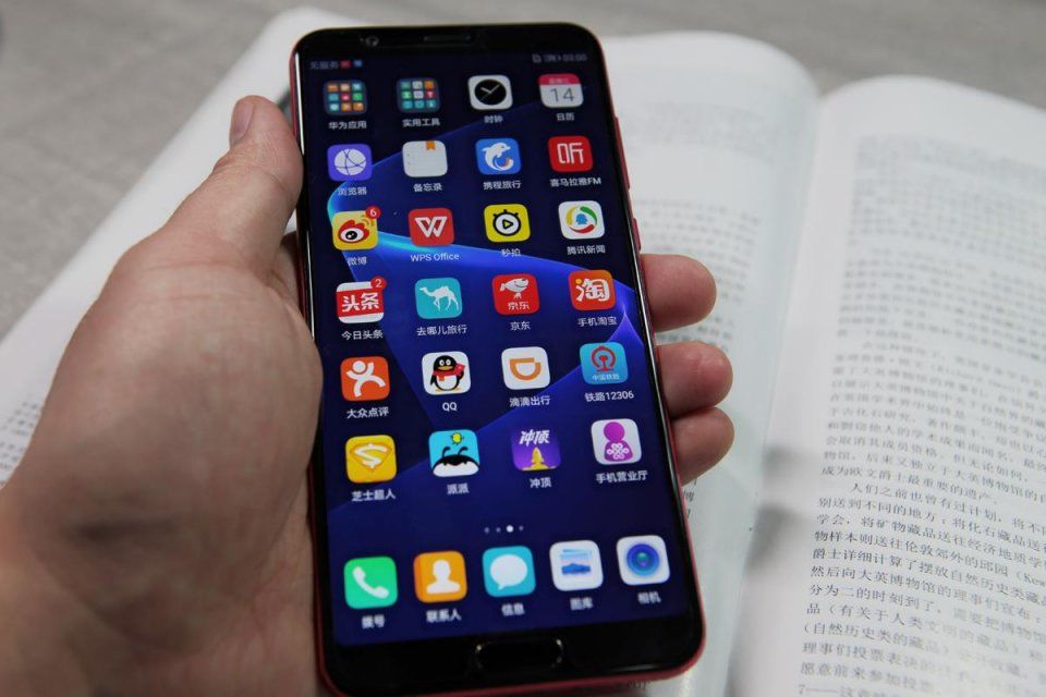 荣耀V10体验:一款最不像全面屏的全面屏手机