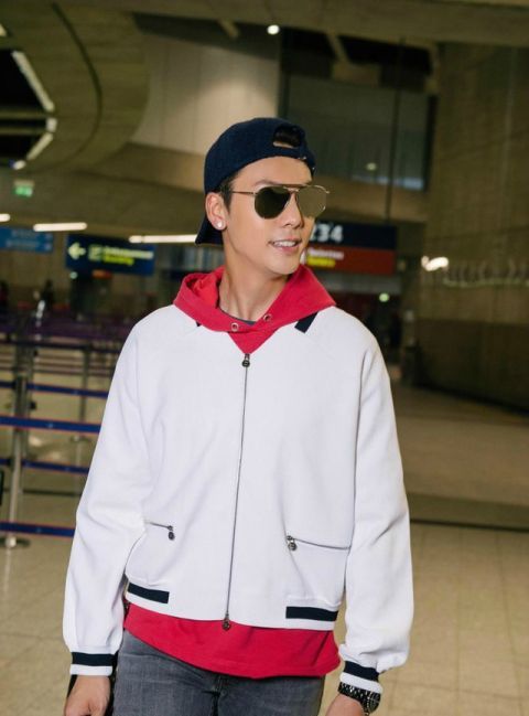 与杨洋传统背包方式不同,陈伟霆好像有自己特