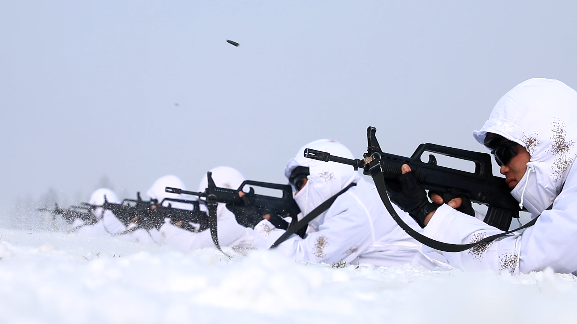 2017年1月10日，武警吉林总队特战队员正在极寒条件下开展实战化快速射击训练。梁永刚摄