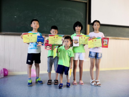 青年公益课堂带领留守儿童观摩短道速滑比赛