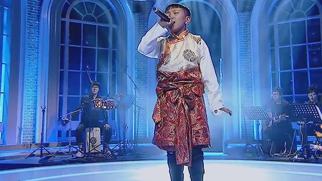 小伙现场演绎《走进西藏》藏语版 感染全场