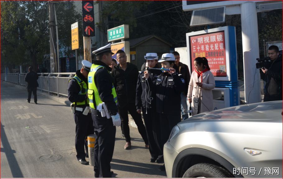 中牟县实施机动车限行首日 交警人性化执法获