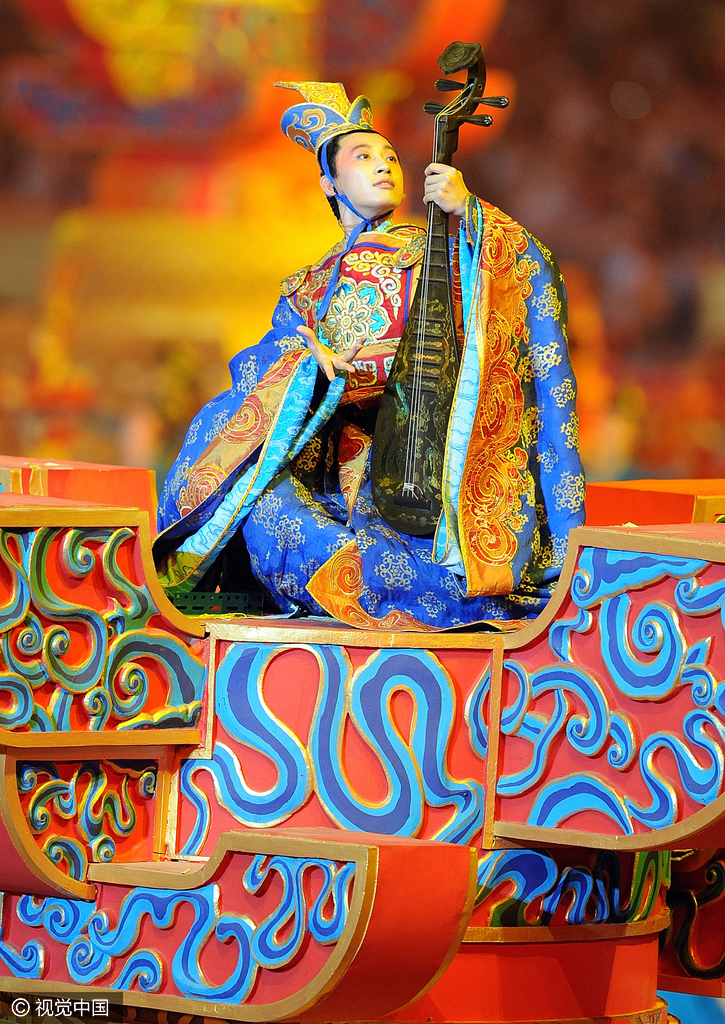 炫目远不足以概括北京奥运会的特点。首先，2000多名鼓手表演了击缶（缶是中国一种传统乐器）。在巨大的奥运五环从体育场腾空而起后，一万多名表演者入场表演。2008年北京奥运会