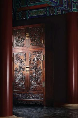 上海哪里回收黄金当年价值50根金条的康熙御制黄花梨顶箱柜以9800万创纪录