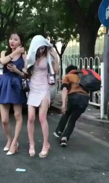 男子在三里屯街头舔女生脚后跟 天天去"搜寻猎物"