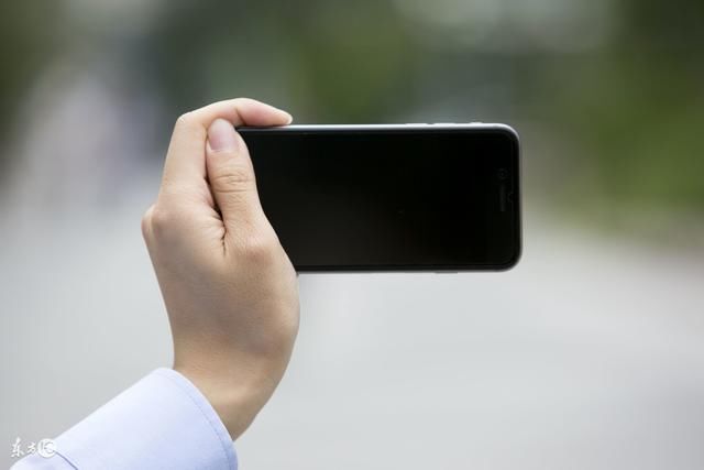 手机拍照时避免手机抖动有以下几种方法