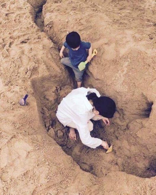 48岁刘若英全家照,老公背景显赫为人低调,儿子