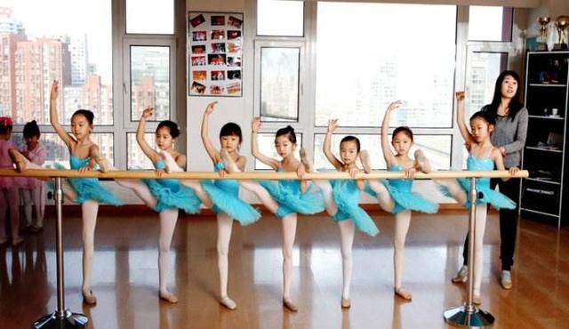 6岁女孩学舞蹈下腰致瘫痪:给孩子报兴趣班的3