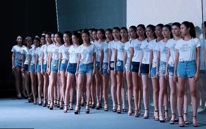 参赛女大学生中，身高最高的达到180厘米，穿上高跟鞋后身高达到190厘米，众多选手站在一起如同“美腿如林”。