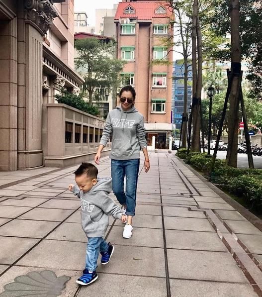 减龄穿搭秘诀!当妈也可以美丽又时尚