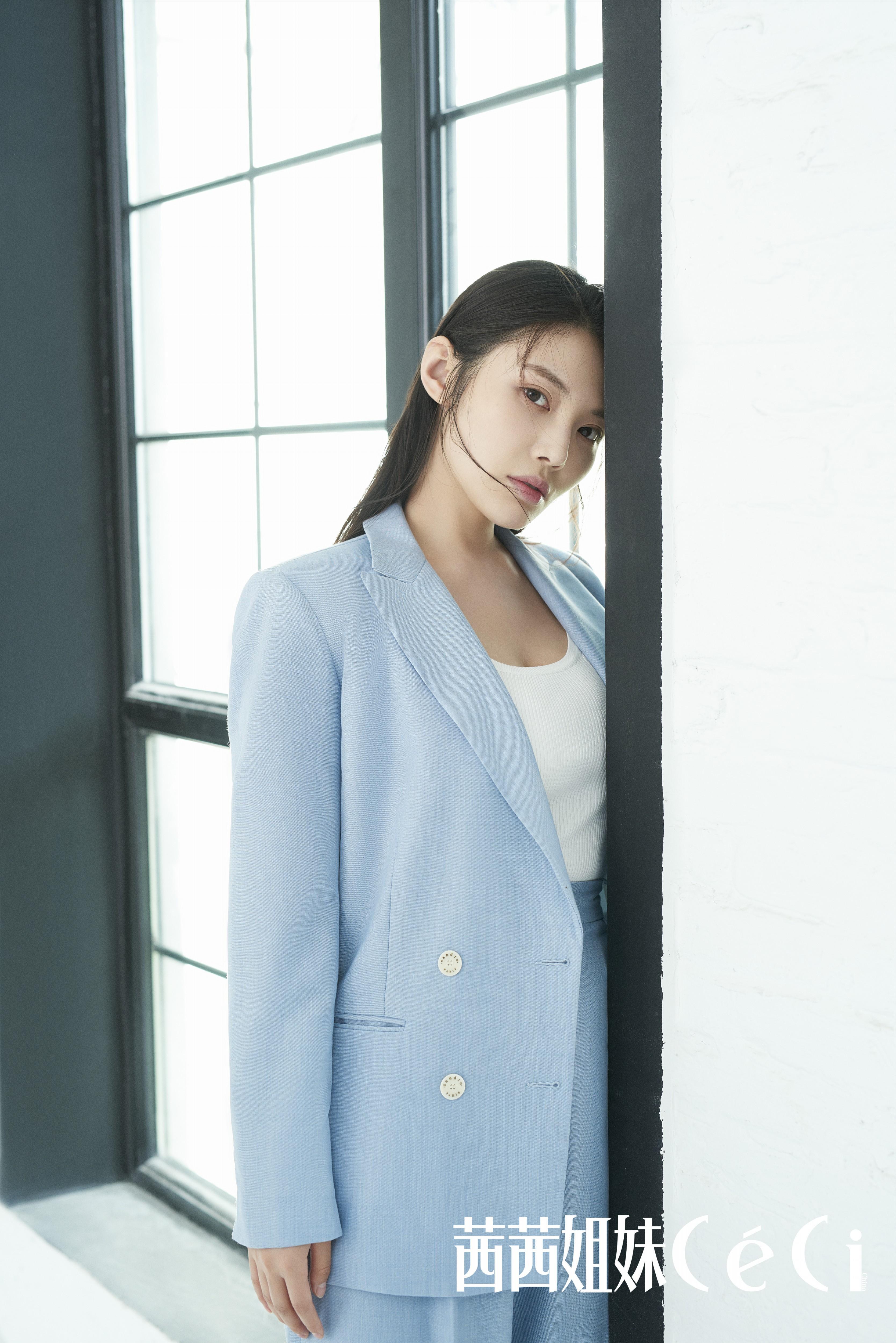 微博之夜徐冬冬红毯掉钱包 单手弯腰捡包暴露真实性格(图1) 微博之夜徐冬冬红毯掉钱包 单手弯腰捡包暴露真实性格(图1)