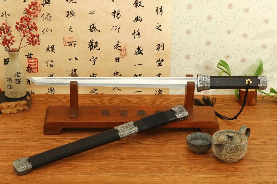 古代武将的兵器动不动就一两百斤,那么重怎么