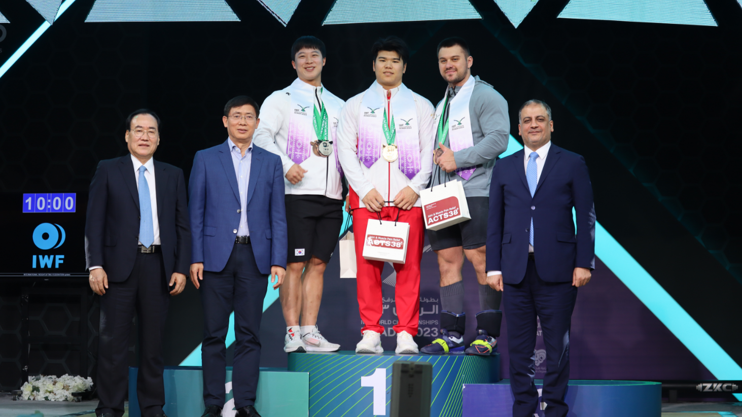 举重世锦赛刘焕华勇夺冠军——中国男子举重大级别实现重大突破 举重世锦赛刘焕华勇夺冠军——中国男子举重大级别实现重大突破