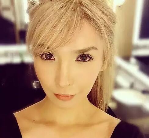 Jenna Talackova，Jenna4岁以来就觉得自己是女生，14岁开始接受激素治疗，最终于2010年接受变性手术

2012年她曾参加加拿大的世界小姐选美大赛，晋级最终决赛后主办方取消了她的参赛资格，原因是“她不是天生的女人”

Jenna联系律师将主办方告上法庭，胜诉后重新参赛，最终晋级12强。