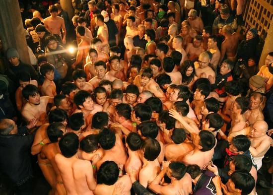 周围观众报以热烈掌声。直到15日清晨5点左右，祭祀活动迎来高潮，正殿里装有护符的苏民袋登场后，一群男子一齐向前涌，激烈的争夺战持续了一个半小时左右。