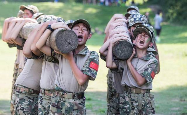 近年来，军训越来越不拘泥于传统形式，如“站军姿”和“走正步”，而是变得更加多元化，同时也更加强调训练内容的重要性。例如在有些学校，学生可以体验和电影《战狼》中相似的军事训练。