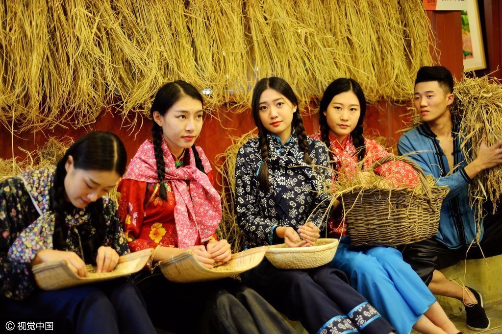 95后嫩模扮村姑 抱稻米T台走秀 95后嫩模扮村姑 抱稻米T台走秀