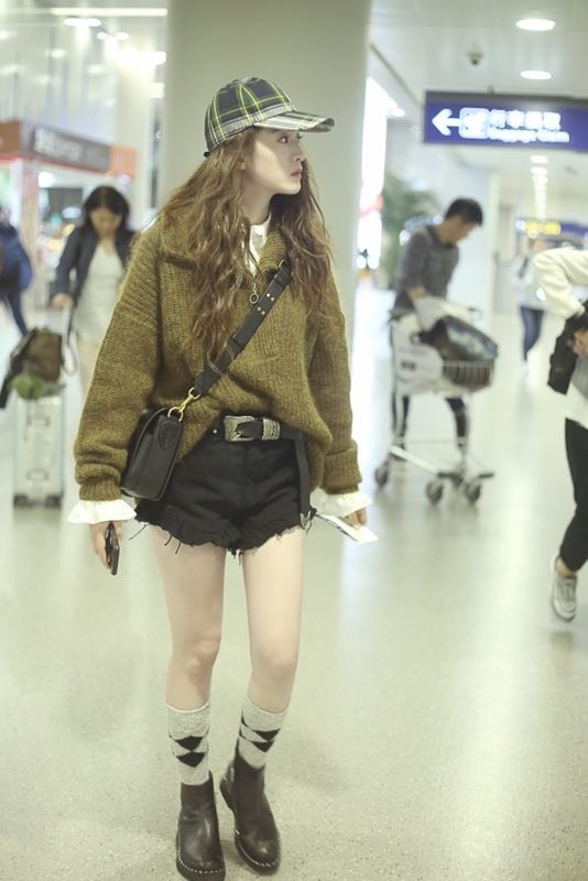 虎牙妹妹张雪迎现身机场 噘嘴撒娇萌态十足 虎牙妹妹张雪迎现身机场 噘嘴撒娇萌态十足