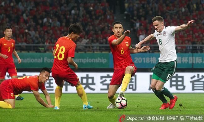 比0-6更痛心的是国足停球5米远 王燊超3张动图