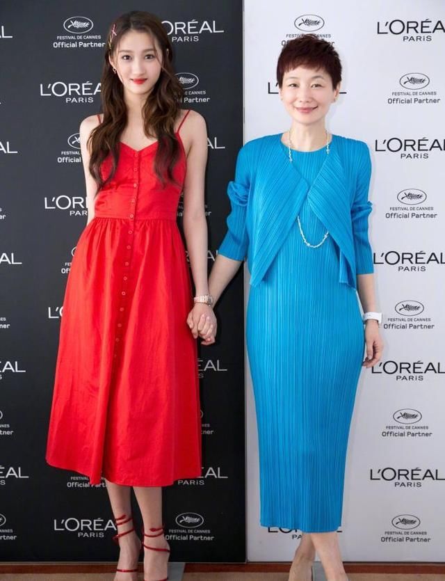 173关晓彤与165赵丽颖同穿小红裙,网友:大长腿