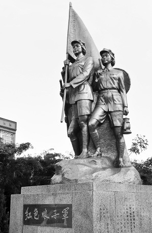 南昌起义爆发时,队伍中有30位女兵,主要来自黄埔军校武汉分校女生队.