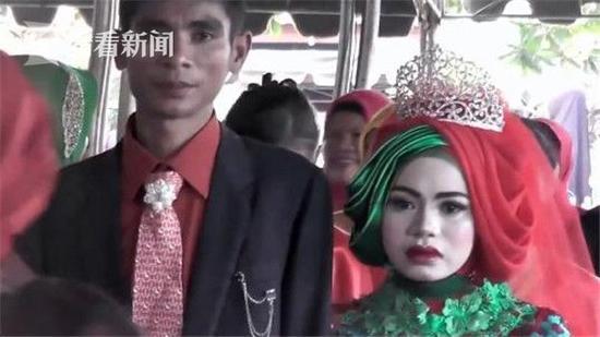 男子去前女友婚礼献唱情歌 2人当新郎面相拥而泣 男子去前女友婚礼献唱情歌 2人当新郎面相拥而泣