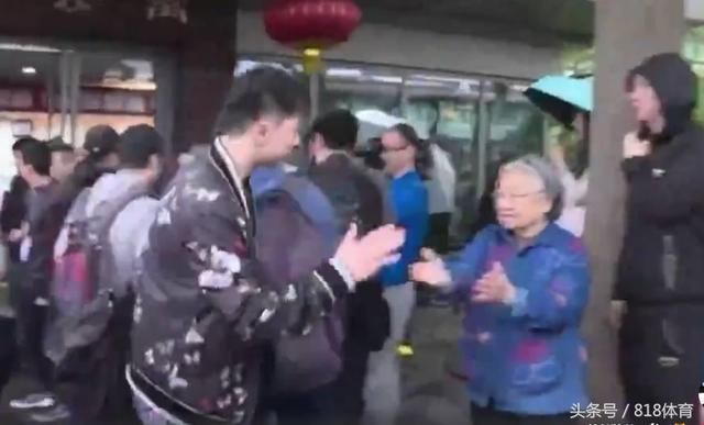 感动!80岁国乒奶奶又送马龙出征 每逢大赛送行