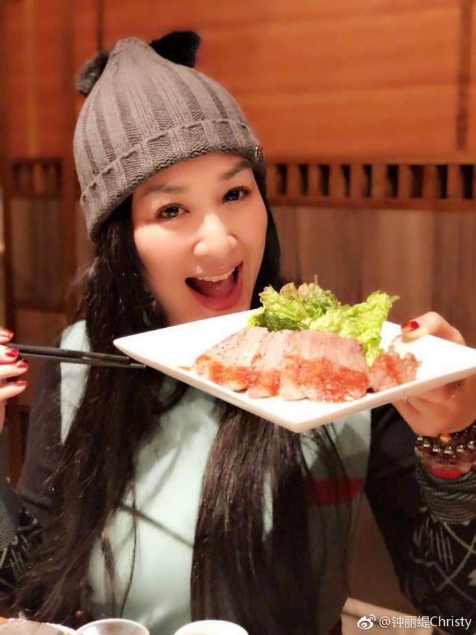 组图:钟丽缇张伦硕一家齐出游 吃吃喝喝挽手相