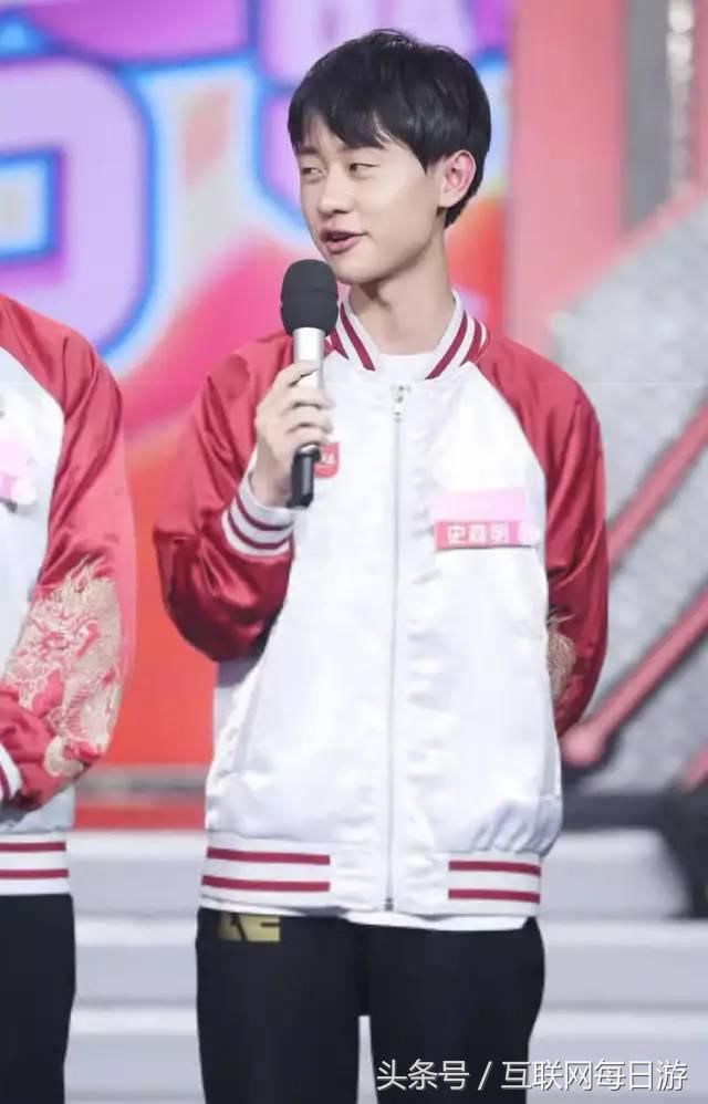 UZI综艺首秀,坐拥千万粉丝和年薪,在蔡徐坤面前