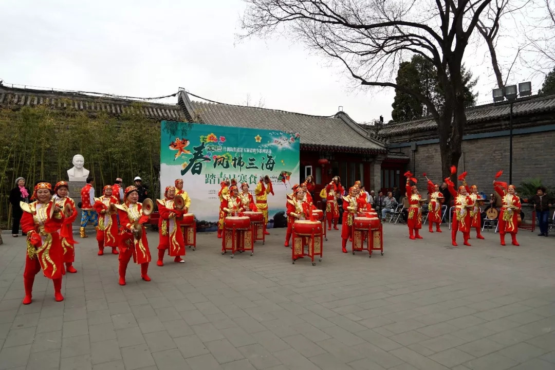 春风带绿西涯畔 百姓踏青王府中