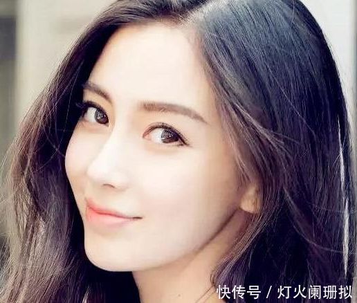 郭碧婷一头中分黑直发很女神范,在小时期中南湘一角几乎就是为她量身