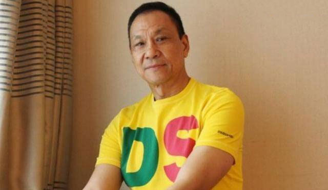 曾是工人出身,获奖后与相伴40年妻子离婚,今7