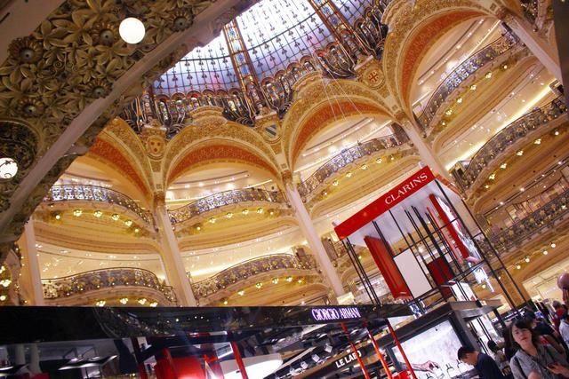 中国游客成巴黎老佛爷主力消费,全部柜台配中