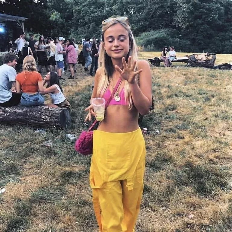 在Amelia身上你很难看到有皇室的“严谨和刻板”，她像一个皇室里天生的异类，这也让她尤其与众不同。
因为不固守成规，不被包袱所束缚，她身上散发出的魅力让人不自觉被吸引，表面上看是叛逆，内在却是一种对于打破循规蹈矩的勇气与探索。

这也是一种我们都该学习的人生哲学：不用听话，无所谓叛逆，想做什么就做什么。

就像电影《大鱼海棠》里说的那样：

人生是一场旅程，我们经历了几次轮回才换来这个旅程，而这个旅程很短，我们不妨大胆一些，不妨大胆一些去爱一个人，去攀一座山，去追一个梦，很多事我也不明白，但我相信一件事，上天让我们来到这个世上，就是为了让我们创造奇迹。



跟循规蹈矩的听话相比，叛逆才是探索自己的最佳方式。

想去大城市就去闯一闯，想纹身可以去纹身，不断尝试、不断突破自我的叛逆，才会让你深度了解自己，什么是自己想要的生活，什么是自己值得去爱得人。

太听话的人生没什么意思，连英国公主都半裸躺在沙滩上被全世界人民观赏了，你还有什么好怕的呢？

野蛮生长好过循规蹈矩。
有人赞她是“皇室清流”，也有人看不惯她的放纵不羁，但Amelia依然我行我素做自己喜欢的事。

就像那句话说的一样，“无论你朝向哪一面，屁股总会朝着一些人”，我们是不可能迎合所有人的愿望的。