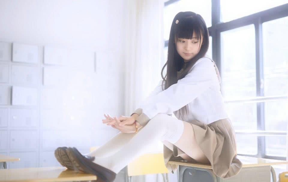 可爱的美女高中生,白色长筒袜和平底鞋的搭配