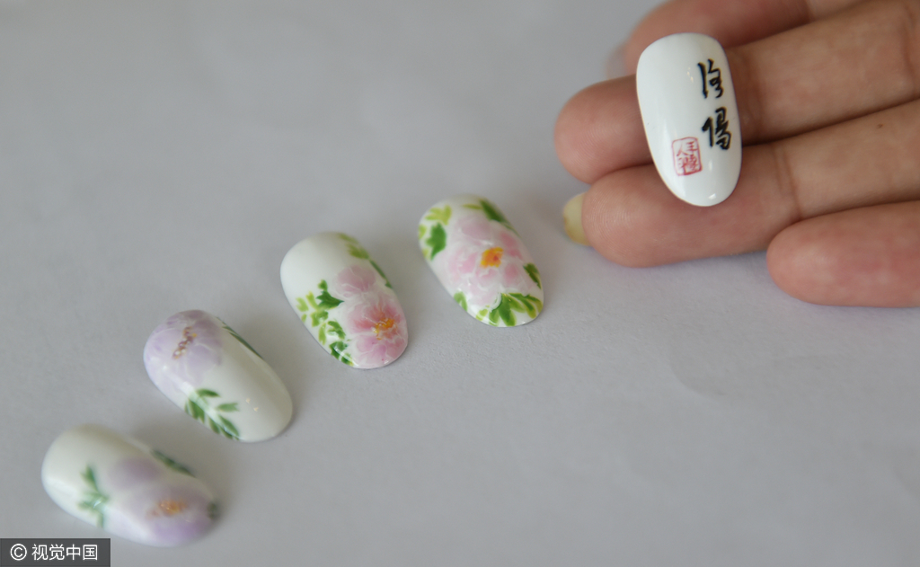 美甲师李雯芳的作品受到众多“美眉”的青睐。