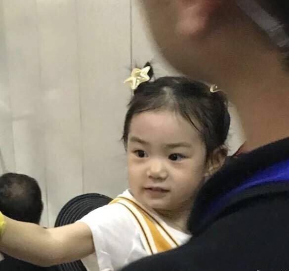 看过戚薇哭,再看看她的女儿lucky哭,我忍不住笑