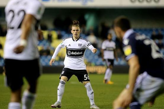 羡慕!15岁天才创英国足球历史 边上学边踢球被