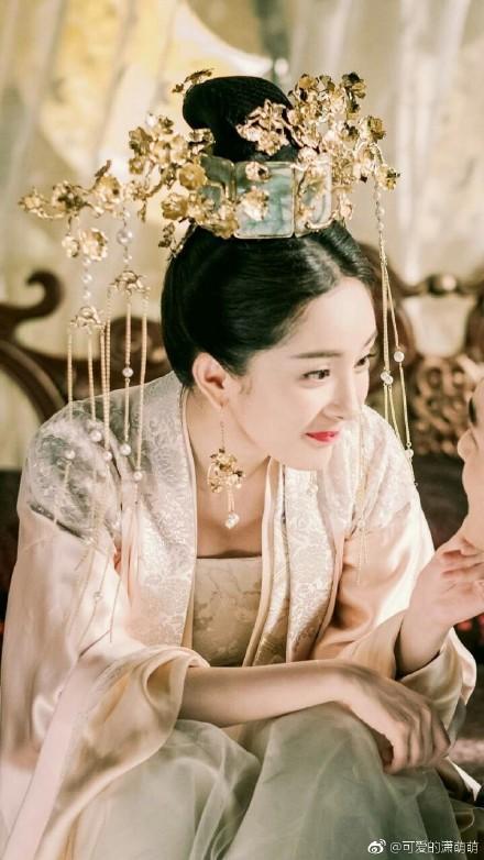 杨幂阮经天拍摄现场谈心拥抱,《扶摇皇后》这