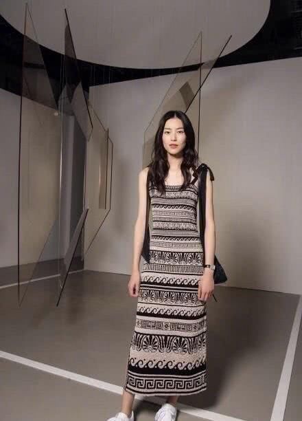 刘雯厉害了!只靠一身长到脚踝的裙子撑气场,网