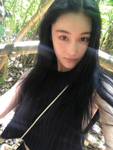 张馨予马尔代夫度假 沐浴日光秀修长美腿