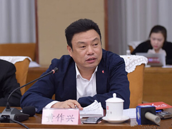 在这首歌爆红之后,不少媒体深挖,发现确有黄鹤一人。据报道,2002年,江南控股集团有限公司投资创办了浙江江南皮革有限公司,并占有50.5%的股份。江南控股集团的董事长黄作兴的侄子黄鹤占有10%的股份,并担任法人代表,而后更是全权经营江南皮革有限公司。