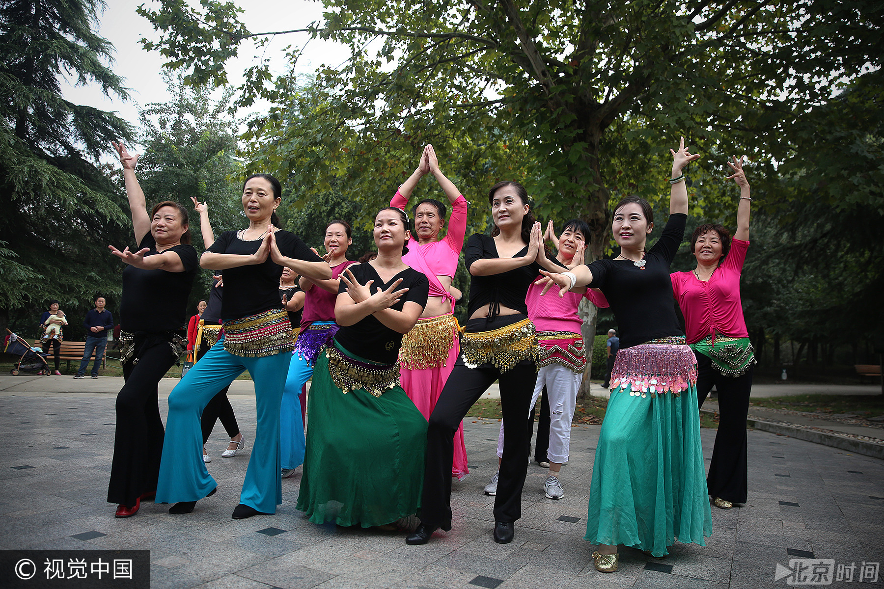 在姜克俊看来，通过跳肚皮舞，能让人更加自信，展示与众不同的一面，“而且，舞蹈队的老师十分热情，从不在意我的性别，十分耐心地教导我跳舞。每一个动作，她都会亲自示范给我看。”