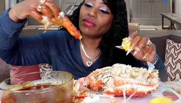 吃货大妈又来吃帝王蟹,蘸酱料大口吃,这吃相看