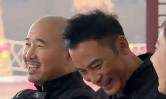 赵丽颖身高不够鞋跟凑,但体重却被曝出,路人抓