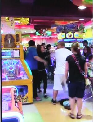 游乐场里两母亲因插队发生斗殴 一人被打断鼻骨