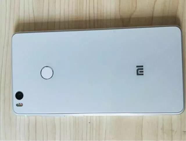 雷军最经典小米手机:点燃屏幕的瞬间就泪目了